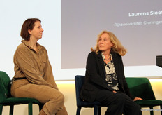 Inge Bergsma-de Vries made the grower's voice heard at the FVO congress. Next to her on the podium Adri Bom-Lemstra on behalf of Glastuinbouw Nederland