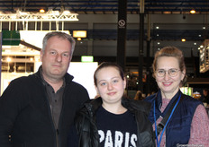 Pieter, Julia and Monika of Cornelissen Fruit and Nurseries live nearby and took a look at HortiContact.
