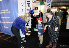 Marion Lestraden (Nivola) makes a young fairgoer happy with a balloon.