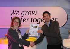 Jacqueline van Oosten of Wageningen UR, presents the certificate of the club of 100 to Jurre Schottelndreier of Agrolux. Many members of the club of 100 are represented at HortiContact. Agrolux is a leading example of this.