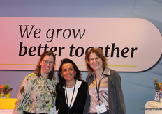 Lisa di Rosa of Agrolux beams between the ladies of Wageningen UR Corien Voorburg and Jacqueline van Oosten. Team club of 100.