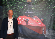 New at the fair (Gobotty) a fully autonomous vehicle, with no infra structure and easy to use. Arie Verhoeven is rightly very proud of this transport robot for the horticulture.