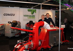 Oscar Sprenkels and Kees Ettema (Verhagen Leiden) introduce a fully electric brush leaf vacuum cleaner. This keeps the greenhouse clean even during cultivation.