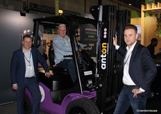 Vincent Wijtman, together with Wouter Kornet (Jungheinrich), gives Gert van der Wal of Easyfairs forklift driving lessons.