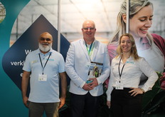 At Sazas' colourful stand, not only did Rahamed Bholai, Jan Willem van Zeeland and Christa Wind shine. But also one of the Compliments Girls...we were left silent.