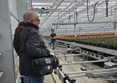 On a narrow path along the transport lane for the containers full of potted roses, visitors could see a little inside the impressive greenhouse. "It looks like the Keukenhof here," spoke one visitor full of admiration.
