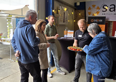 Samax organised a competition, but in between, Pascal Lakerveld also had time to hand out tomatoes. Corné van Steekelenburg was also on hand in the afternoon.