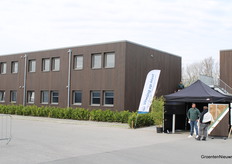 This housing at Van Heijningen Tomatoes looks super sleek!