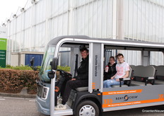 The route of Kom in de Kas Westland was quite long. These young ladies were only too happy to take this hip cart to the next business.