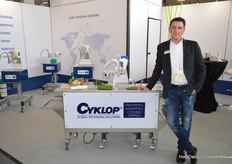 Peter Boer of Cyklop shows its elastic binder