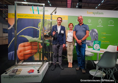 Alberto Lizarraga and Dirk-Jan Haas show the Tom System, with which you tie up your plants with a kind of staple. With an extra novelty, a metal truss bracket, and biodegradable rope, they can grow completely plastic-free. "That completes the story. More soon!                            