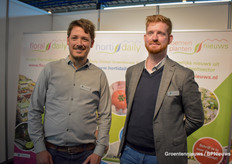 Sven Koorneef shows new colleague Lars van Os the most important stand of the fair - that of Groentennieuws. They both work at AAB, where the energy crisis is of course the talk of the town.