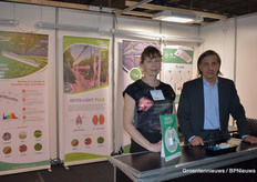 Irene Vaninnen and Esa Palmujoki of Enlite Horti show their 2-in-1 toplight TL-840 and the Optima Efficia