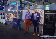 The HPNow team: Jan-Jacob Mekes & Tiret Dwanarain, show their solution for water purification at the nursery.