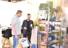 Alex Lodewijk (right) of JB Groep explains to Jaco Wesseling of Flexible Partitions.                          