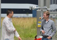 A chat at the gerbera harvesting robot between Martijn Duijvesteijn (Beyond Chrysant) and Jos Ruizendaal (WUR)