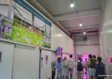 During the guided tour, the groups could also take a look at the indoor farm, which opened last year. Experiments with multilayer cultivation as well as with high-wire cultivation in a climate cell are carried out there.
