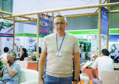 Ed Moor from Sion, visited Dahlat for a couple of days to look at orchid production and is travelling through to Taiwan.