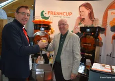 Franz Weber from Freshcup (r) in conversation with an interested party. The company distributes juice presses from Zumoval.