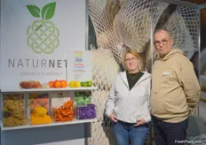 Reason to celebrate at the booth of Erich Baumeister GmbH. The subsidiary NaturNetz GmbH, founded in early 2023, was awarded the Innovation Award for its high-quality cellulose nets. Pictured: Sylvia Segeler and Dietmar Baumeister.