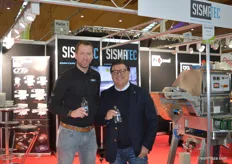 Jasper Slaghekke from Sismatec welcomes his industry colleague Massimo Bellotti at the booth.
