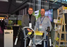 Martin Zuijderwijk from Biobest and Rembrant van Meegen from Hortiworld stand behind the Entomatic by Bio Bull. This machine, shown by Biobest, is an applicator that evenly distributes insects and is also labor-saving.