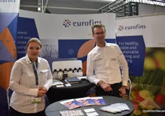 Eurofins’ Jan Hardeman together with PlantDoctor Emma Franken. With lab analyses, they help soft fruit growers optimize their plant health.