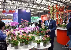 Sander Smeding of Anthura promoting the smaller sized anthurium and phalaenopsis. "For gifts, often a large plant with the typical colors - like a big red anthurium- are given. Now, the Chinese consumer needs to learn to buy plants for own use and then, we see a shift in demand towards the smaller products and in different colors. Also for the phalaenopsis, we try to introduce a 2 to 3 branched plant. Currently, the phalaenopsis market consists of cheaper 1- stemmed products. Arrangements are then made with more products."