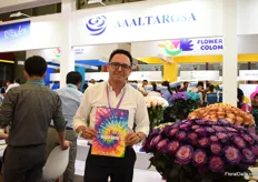 Ricardo Canelos presenting the AALTAROSA line, which consists of painted, dyed and "speaking roses" (roses with a logo). Three years ago, at the time they also started to tint their roses, they started exporting to China and they are growing slowly and steadily.  "Tinting of the roses was key to enter the market." Later, in 2018, they started to paint the flowers.