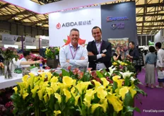 Rob de Vries and Len Kapiteijn of Kapiteyn Flower Bulbs presenting their products at their Chinese partner KCH.