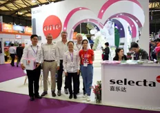 The team of Selecta One presenting the 'Love Story' concept. This concept is launched in China and destined for the Chinese market only. It is based on the Dianthus we have in our assortment. "We have Peach Party, Early Love, Pink Kisses and Purple Wedding. Together, in a chronical order it creates a nice love story. So, we made a box in which we put 4 12 cm plants that consumers can order online. In China online ordering is growing and becoming increasingly popular."