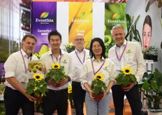 The team of Evanthia presenting the Sunsation, one of their varieties that is in high demand in China at the moment. "The Chinese are fond of sunflowers."