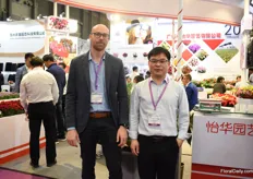  Alexandro Bock of DIEM together with their partner Hee Hua Horticulture. Next to DIEM, this partner also supplies young plants of Selecta One and Dümmen Orange all over China. Alexandro is working with Hee-Hua for three years now and sees the sales growing.