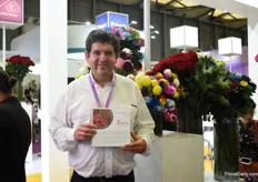 Alvaro Espinosa of Dona Natalia presenting his flowers at the Pro Ecuador pavilion. They are supplying the Chinese market for 2 years now and they are eager to increase their volumes to this country.
