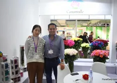 Francesco Torri and Vera Fong (interpreter) of Cananville. He presented his roses at the Expoflores booth and is eager to increase his sales volumes to the Chinese market. They started to supply this market in 2014.