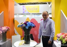 Mauricio Briceño of Turflor supplies around 1-2 percent of their carnation production to China. He feels there is room for good quality flowers on the market and in terms of infrastructure, he see that the Chinese importer is willing to learn how to deal with flowers. Over the last years, they Turflor has been investing in the process of tinting flowers and they are pleased that they can now put a product on the market with more or less a similar shelf life as that of their natural flowers. At the show, it attracted the attention of the Chinese buyers. More on this later in FloralDaily.