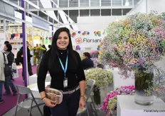 Belen García of Florsani next to their tinted Rainbow gypsophila. There is a lot of interest for this product. Four years ago, Florsani started to export 1 box from their farm in Ecuador to China and it is now one of their most important markets.