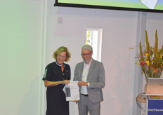 Adri Bom received the brand new educational set 'Big data in horticulture'
