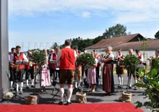 The musical accompaniment of the event came from the "Steiner Werksorchester". This was the name of the band which consisted of musicians from Kirchweidach and the Austrian hometown of the Stein family.
