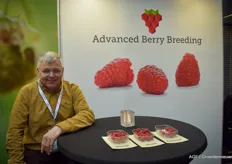 Geert de Weert keeps track of the score and explains that the names of the Advanced Berry Breeding varieties are Swahili names, because the company is based in Tanzania as well. Wengi means Much, Shani means Glossy and Kwanza is a name that stands for 'the first, the best'.
