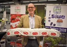 Geerten van Eldik with Fibredust shows the soft fruit growbag
