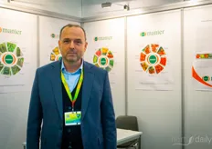 Manier introduces the new Seriale variety, a small cluster tomato, and the loose tomato Hedel plus, a 250-gram variety with rugose resistance, highly sought after for combining yield and fruit quality. Then there's the snack tomato variety MRT 2722, which is highly productive. Ibrahim Mancak is in the photo.