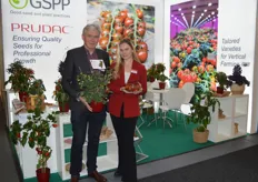 Ard Ammerlaan and Viktoriia Taranenko from Prudac. Heartbreakers™ F1 - Twiggy Red is one of the tomato varieties suitable for vertical farming in Prudac's portfolio.