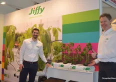 More and more substrate suppliers offer organic alternatives to the rock wool mat. Jiffy does too, with a coconut mat. Pictured: Kyle Freedman and Arjan van Leest.