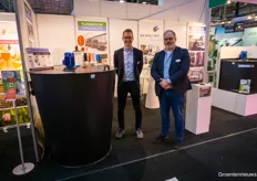 Kemeling Kunststoffen is launching their AaBeeMix, this tank is nestable to limit transport costs. Also new is that the SKU codes are now widely used to make the product chain and reusability visible. In the photo are Hessel Luiten and Marco van Dijk from Kemeling Kunststoffen.