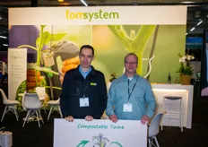 The TOM System combined with the metal crop hooks and biodegradable twine from Lankhorst provides a plastic-free total solution. In the photo are Alberto Lizarraga and Jos Lemmers from Lankhorst Yarns.