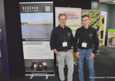 Jan-Pieter Schellekens: 'We laid the first project with the Recover ground cover." Here together with his son, Bor, in the photo.