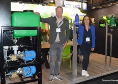Alex Punte from Reldair and Regina Nieuwmeijer from Veha Plastics. Alex stands next to a modular misting unit so that up to 4 pumps can run with 1 control system when scaling up. The pumps can be easily attached.