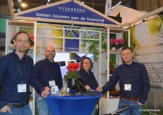 Team photo in the greenhouse at Vyverberg, which hopes to build the future together with many growers again this year. From left to right: Ivo Barendse, Rob Schilperoort, Sandra van Paassen, and René van Ruijven.