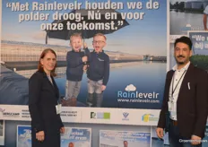 Saskia Jouwersma and Gai Vegter represented Rainlevelr and posed for a photo with the cheerful boys from Bergcamp, one of the many growers with a Rainlever system in Delfland.